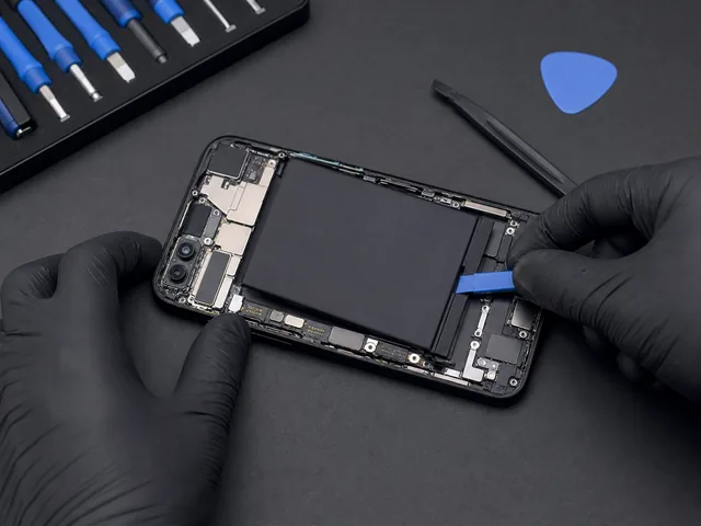 Remplacement soigneux de la batterie d’un smartphone